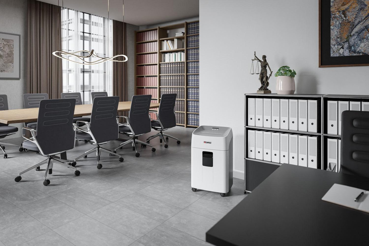 Destructeur de documents dans une salle de réunion avec des classeurs d'archives