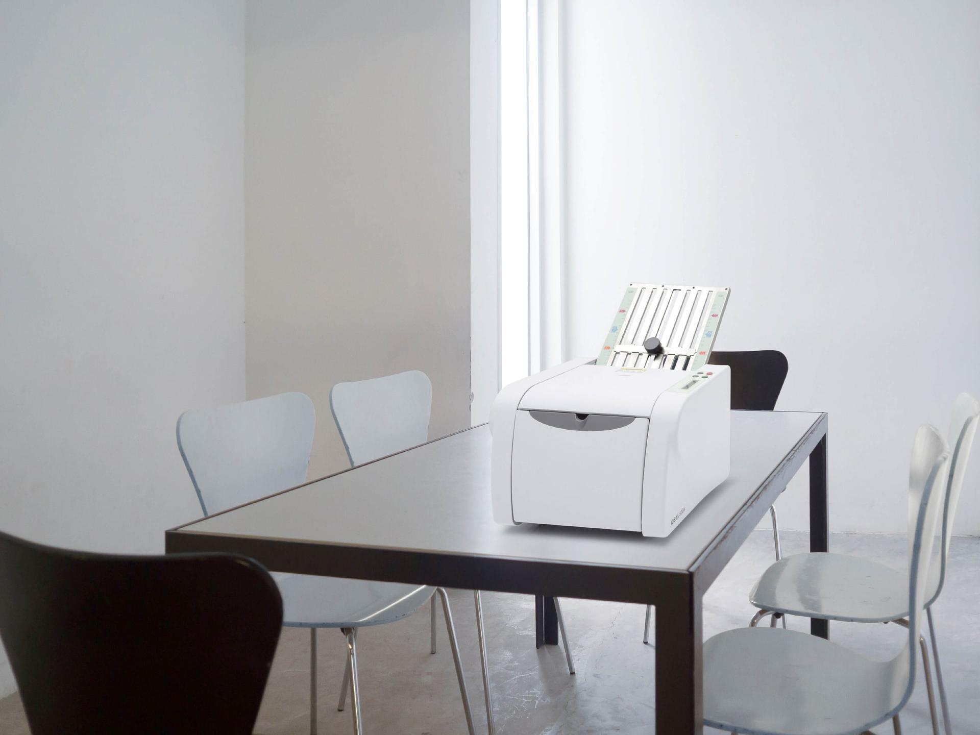 Plieuse de courrier IDEAL 8306 posée sur une table dans un bureau clair