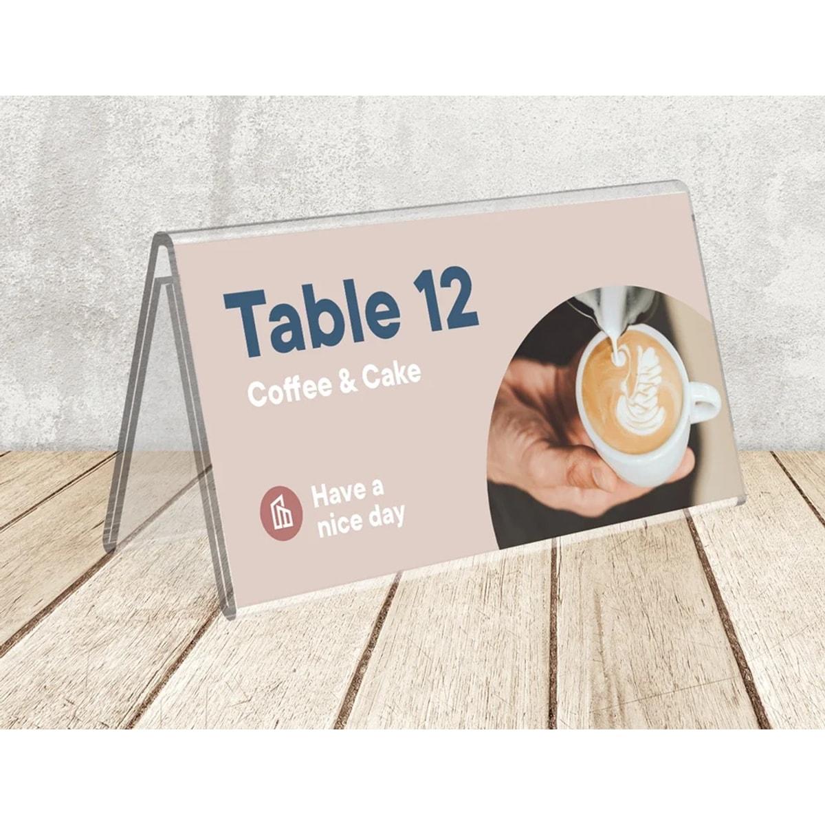 Porte-nom en V EUROPEL en acrylique posé sur une table, étiquette d'exemple