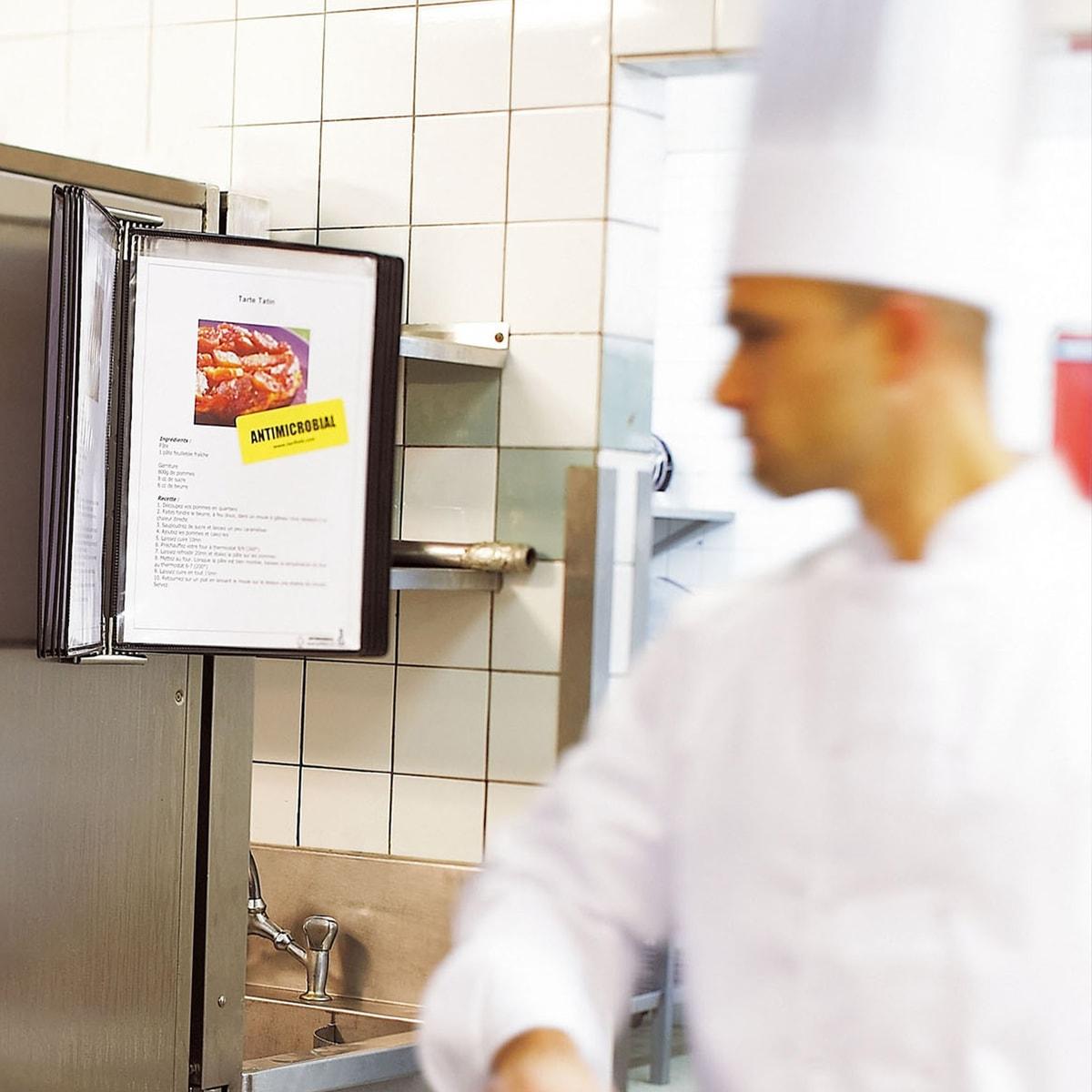 Porte document A4 mural antimicrobien djois à poches noires dans une cuisine professionnelle