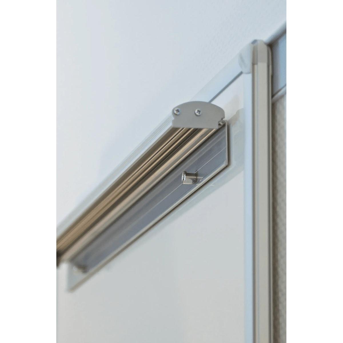 Porte-bloc paperboard magnétique FRANKEN FDKMAG posé sur un tableau blanc