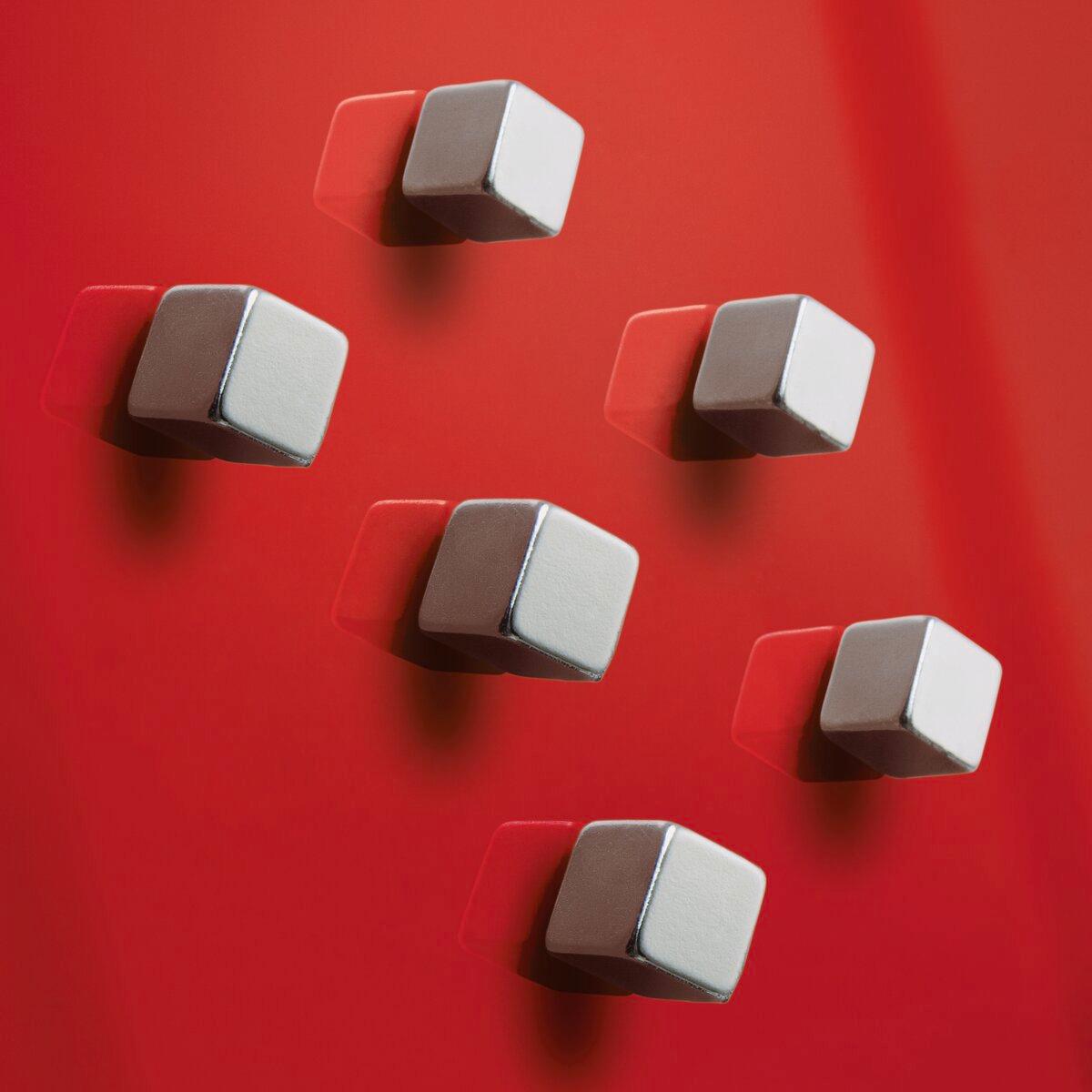 Aimants néodyme cubes SuperDym sigel sur un tableau en verre rouge