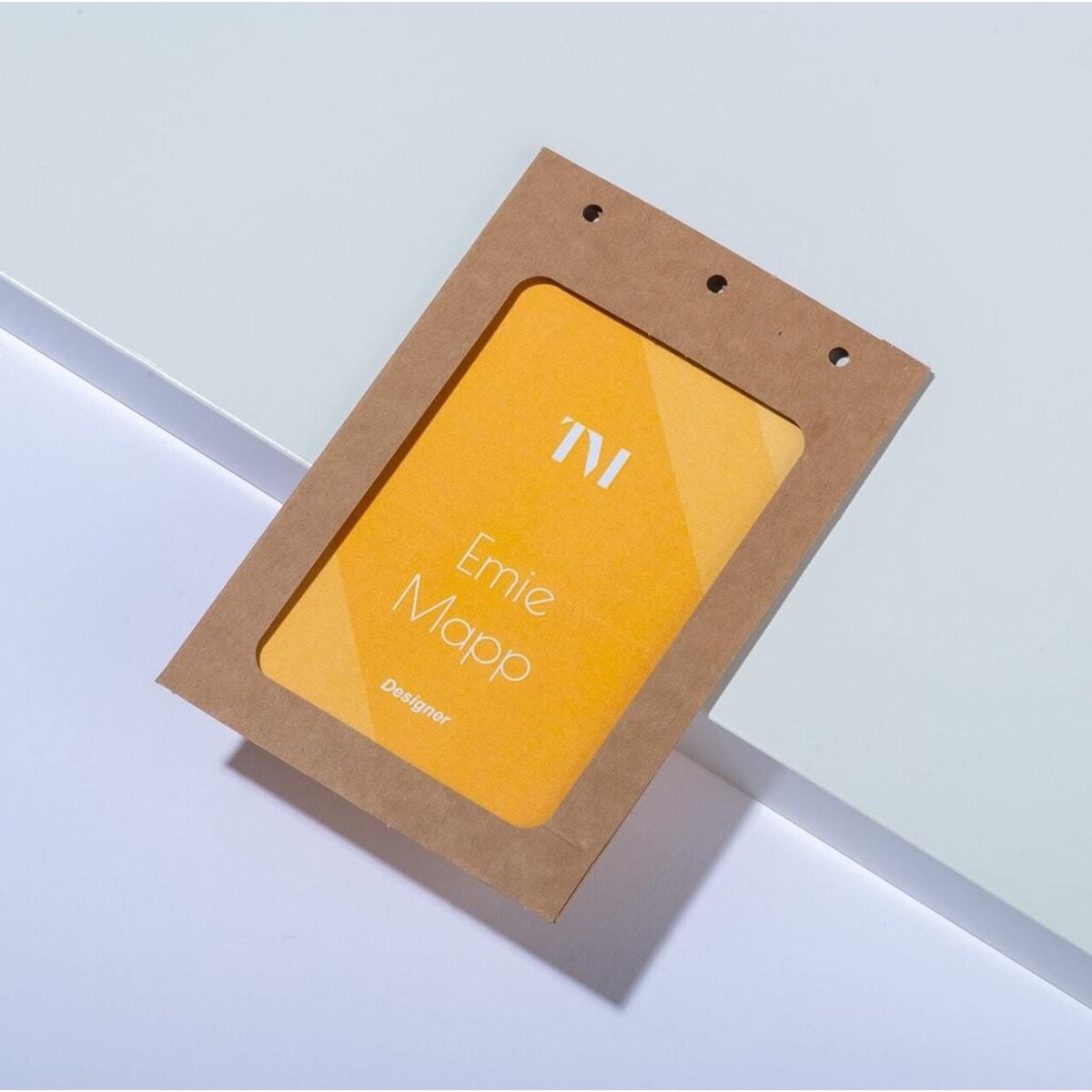 Pochette badge A6 AVERY en carton kraft avec une étiquette