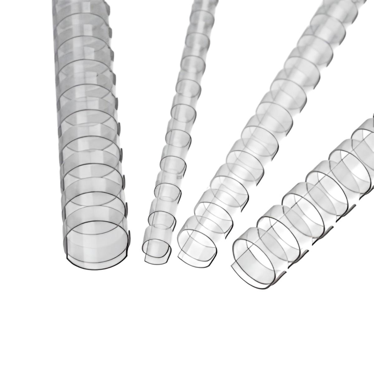 Quatre peignes de reliure plastiques transparents de diamètres différents, posés en diagonale, anneaux ouverts vers l'avant