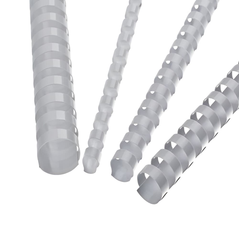 Quatre peignes de reliure plastiques blancs de diamètres différents, posés en diagonale, anneaux ouverts vers l'avant