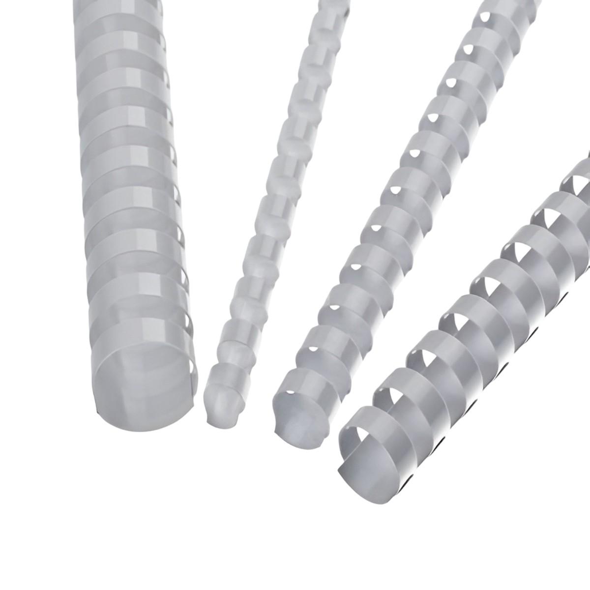 Quatre peignes de reliure plastiques blancs de diamètres différents, posés en diagonale, anneaux ouverts vers l'avant