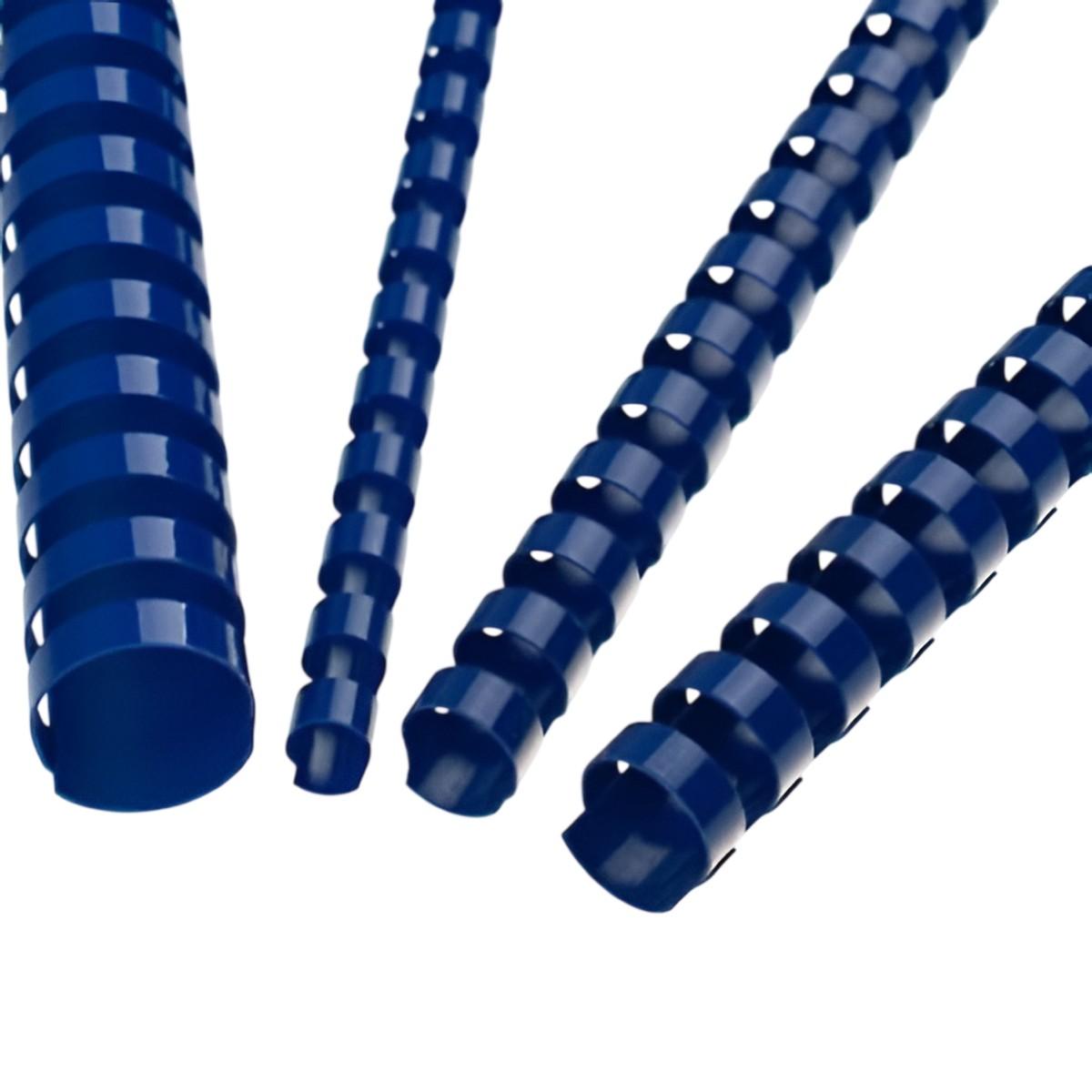 Quatre peignes de reliure plastiques bleus de diamètres différents, posés en diagonale, anneaux ouverts vers l'avant