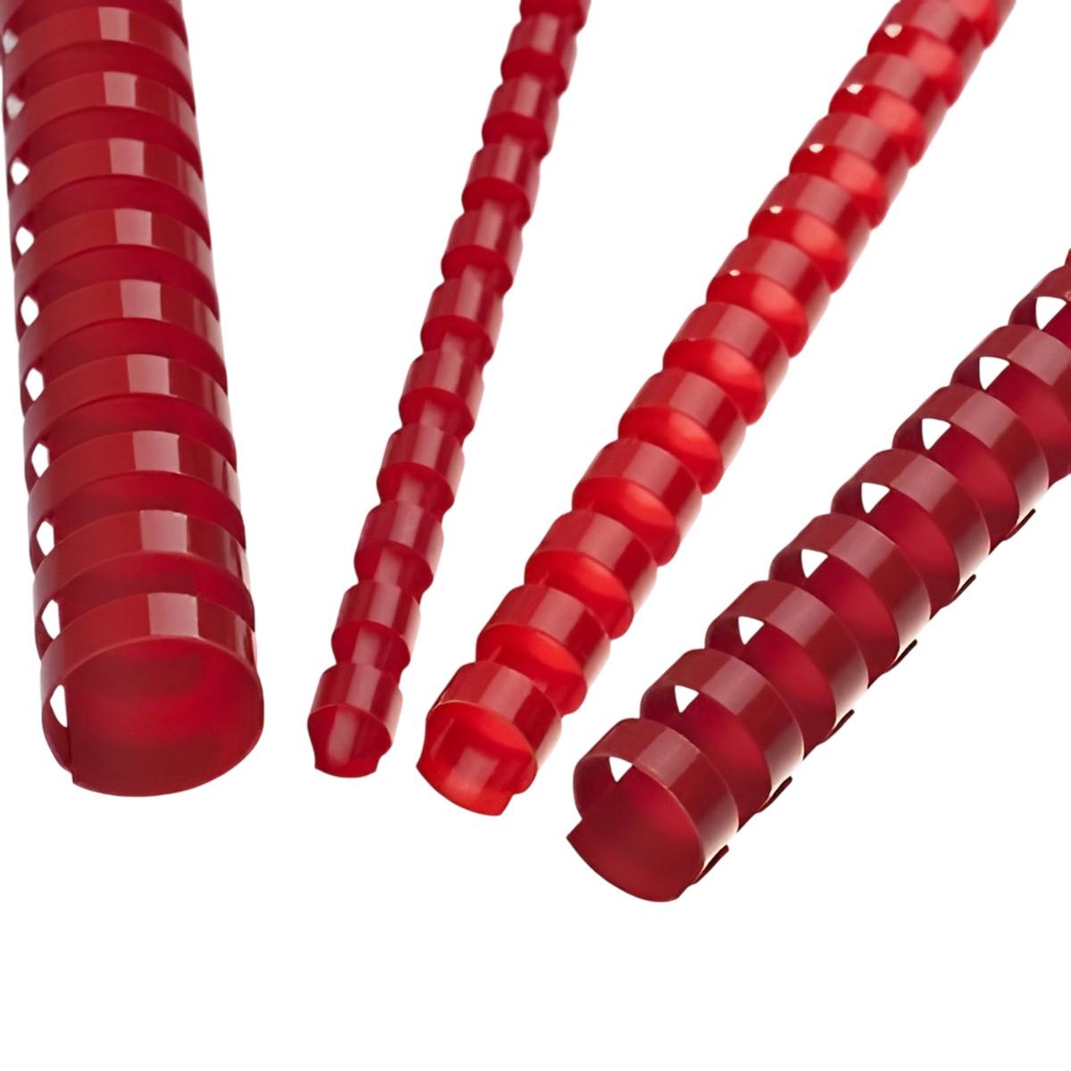 Quatre peignes de reliure plastiques rouges de diamètres différents, posés en diagonale, anneaux ouverts vers l'avant