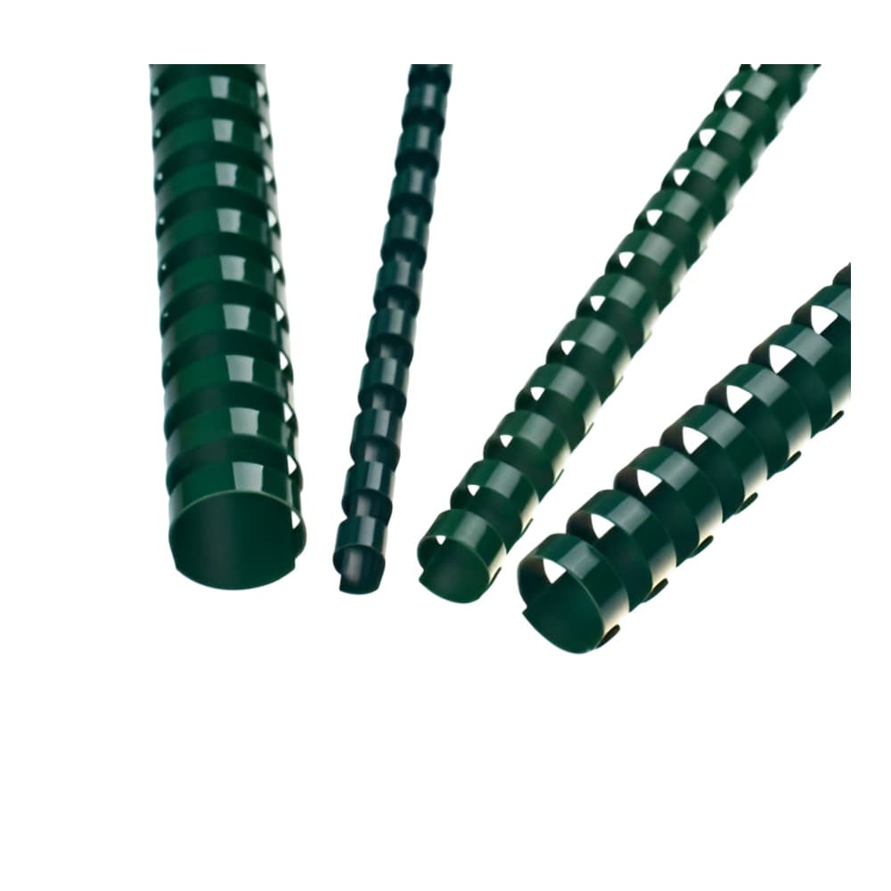 Quatre peignes de reliure plastiques verts de diamètres différents, posés en diagonale, anneaux ouverts vers l'avant