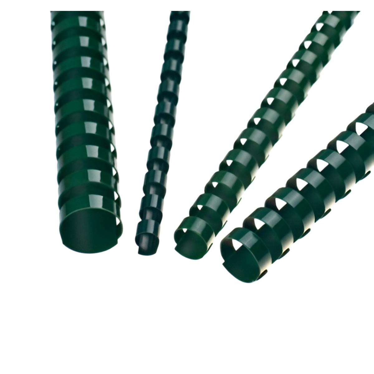 Quatre peignes de reliure plastiques verts de diamètres différents, posés en diagonale, anneaux ouverts vers l'avant
