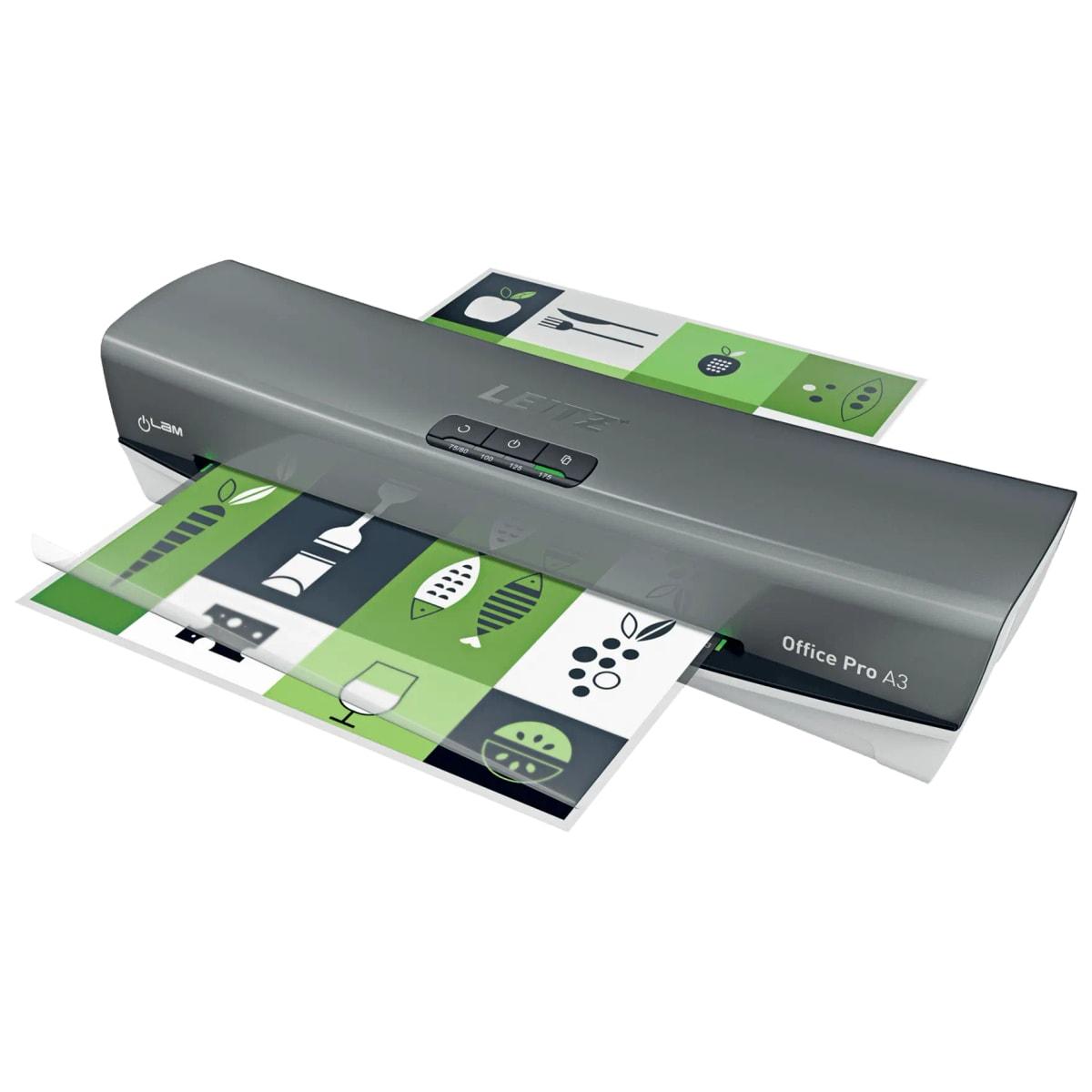 La plastifieuse à pochettes Leitz iLAM Office Pro A3 vue de trois quarts, un document en sortie