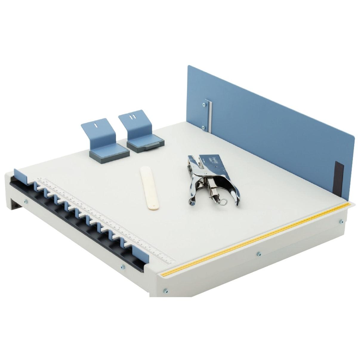 Station de reliure portable 305 x 305 mm Express Mini FASTBIND - Station de reliure Fastbind Express Mini avec ses aimants de positionnement et son outil de rainage